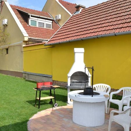 Liliom Apartman Jula Exterior foto