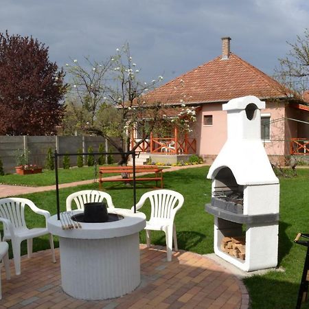 Liliom Apartman Jula Exterior foto
