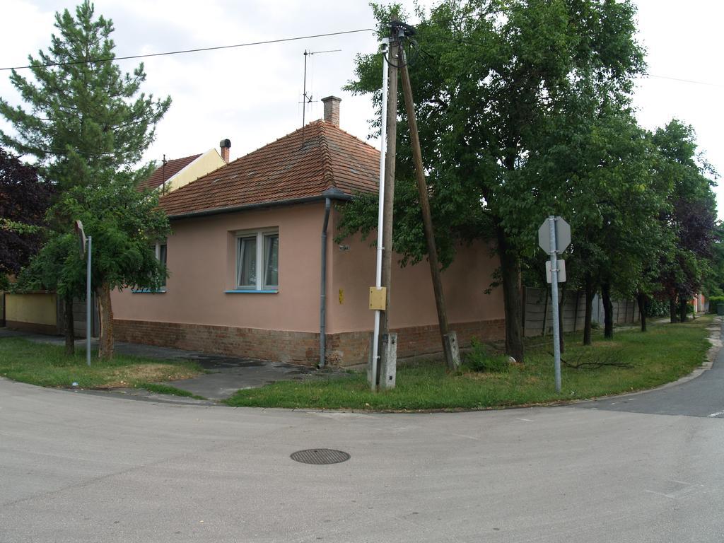 Liliom Apartman Jula Exterior foto