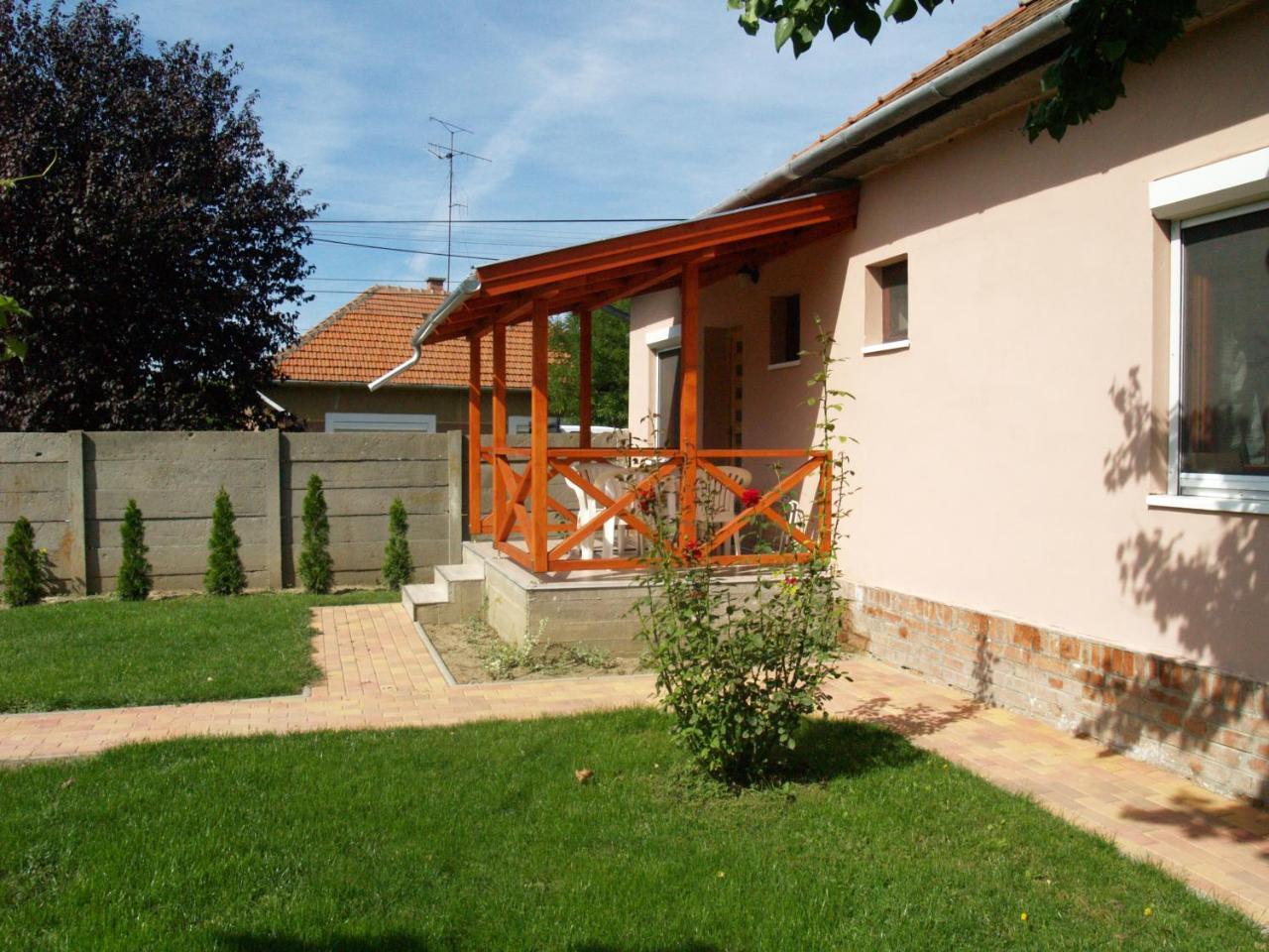 Liliom Apartman Jula Exterior foto