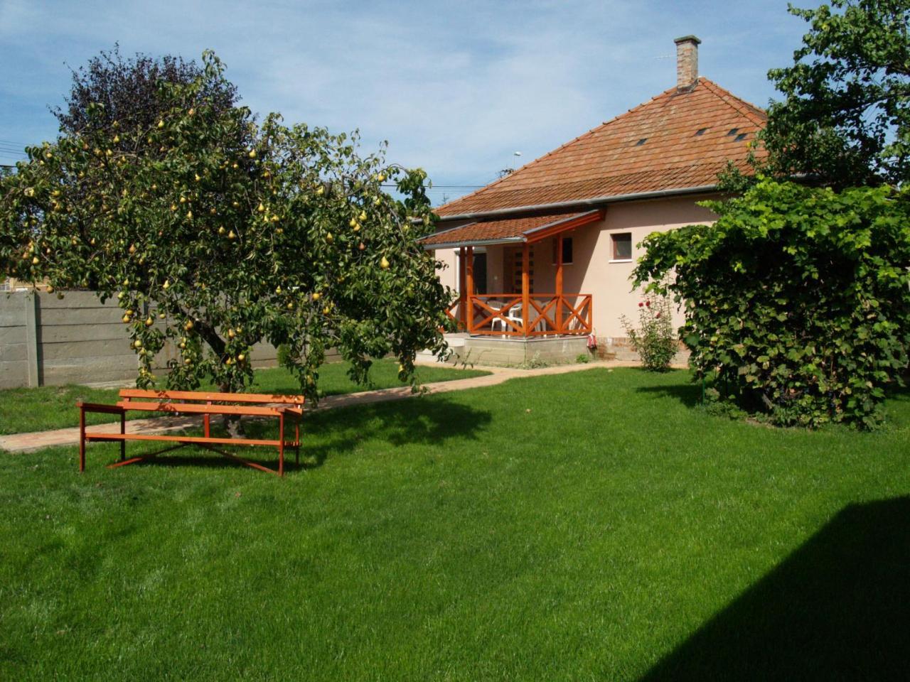 Liliom Apartman Jula Exterior foto