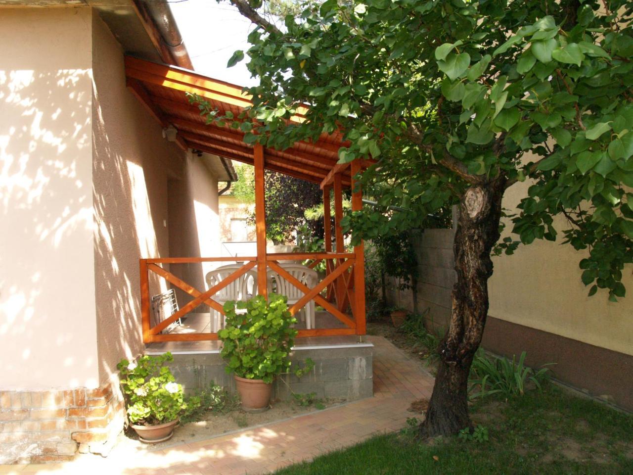 Liliom Apartman Jula Exterior foto