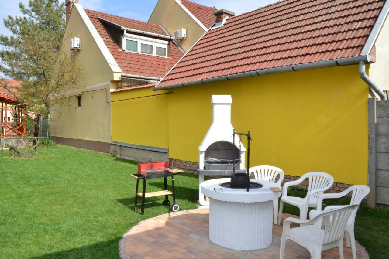 Liliom Apartman Jula Exterior foto