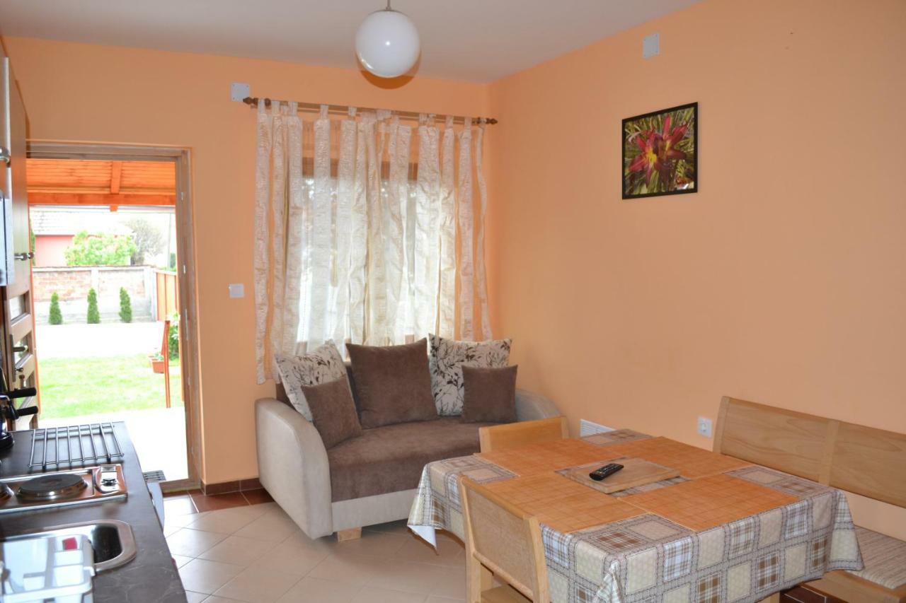 Liliom Apartman Jula Exterior foto
