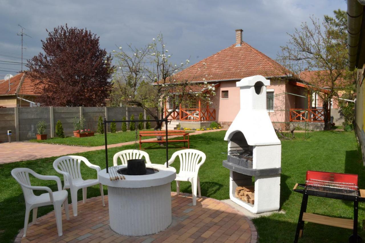 Liliom Apartman Jula Exterior foto