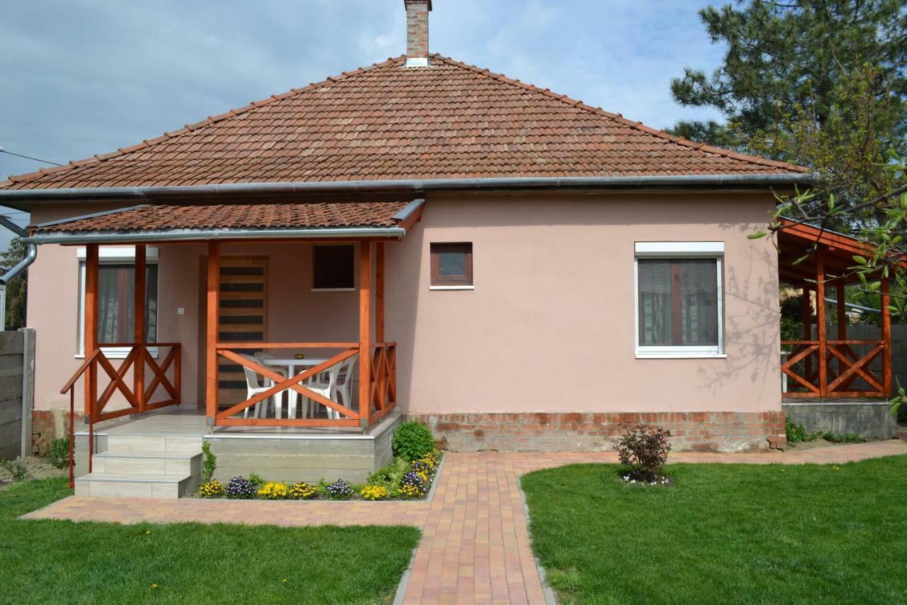 Liliom Apartman Jula Exterior foto