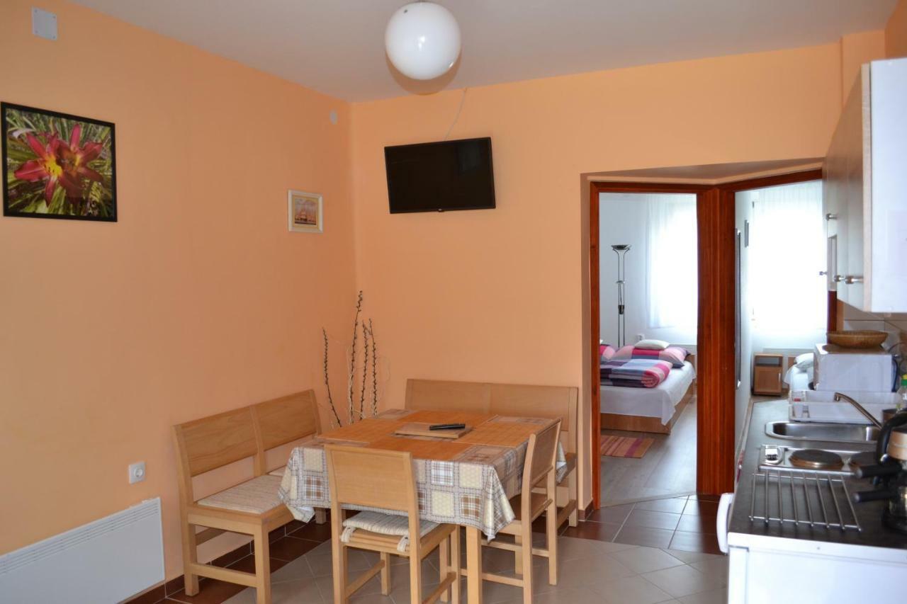 Liliom Apartman Jula Exterior foto