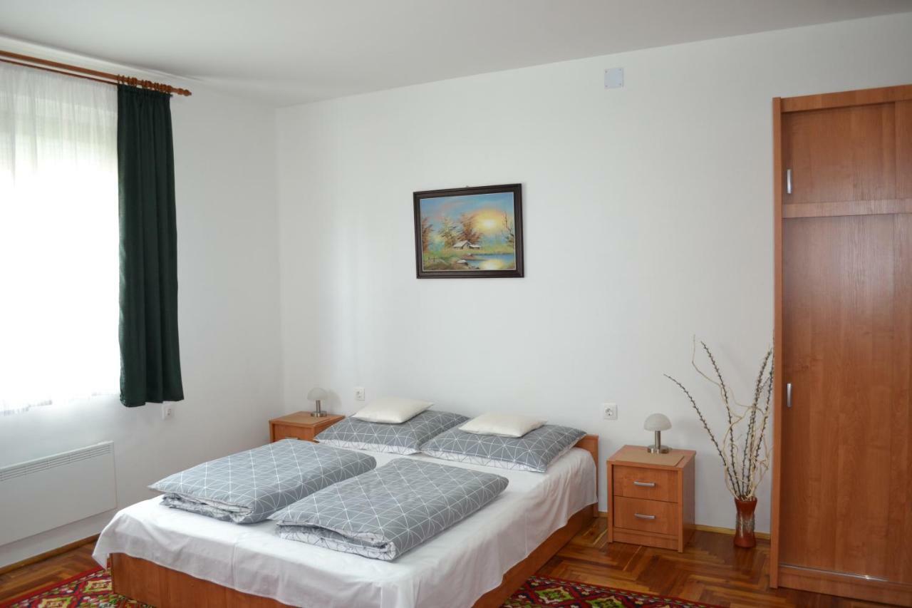 Liliom Apartman Jula Exterior foto