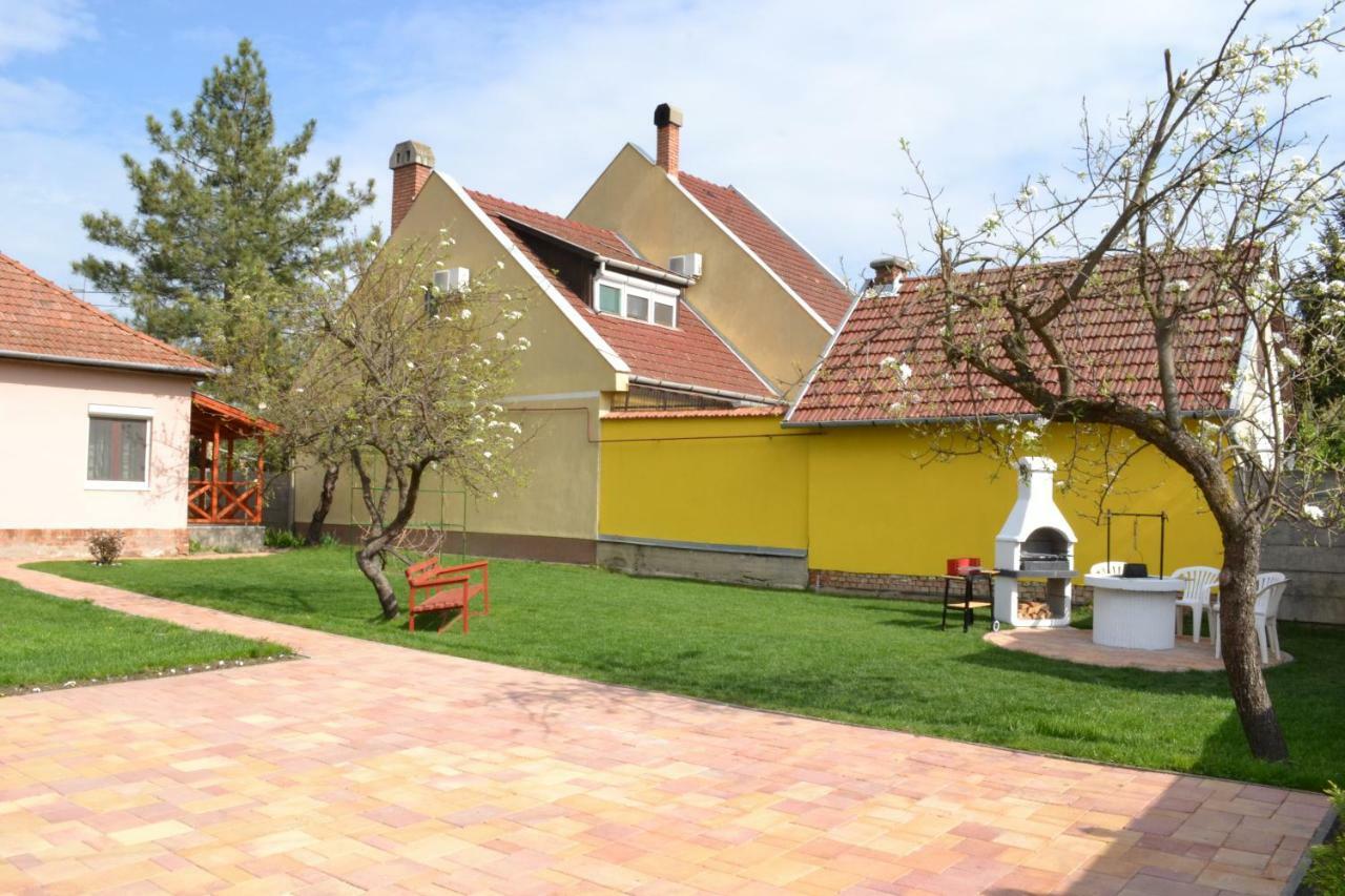 Liliom Apartman Jula Exterior foto