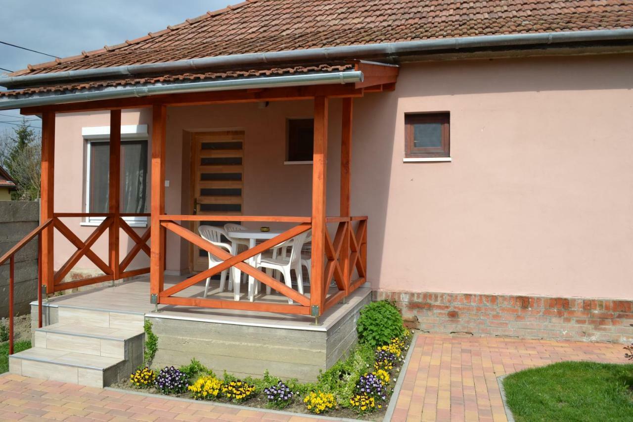 Liliom Apartman Jula Exterior foto