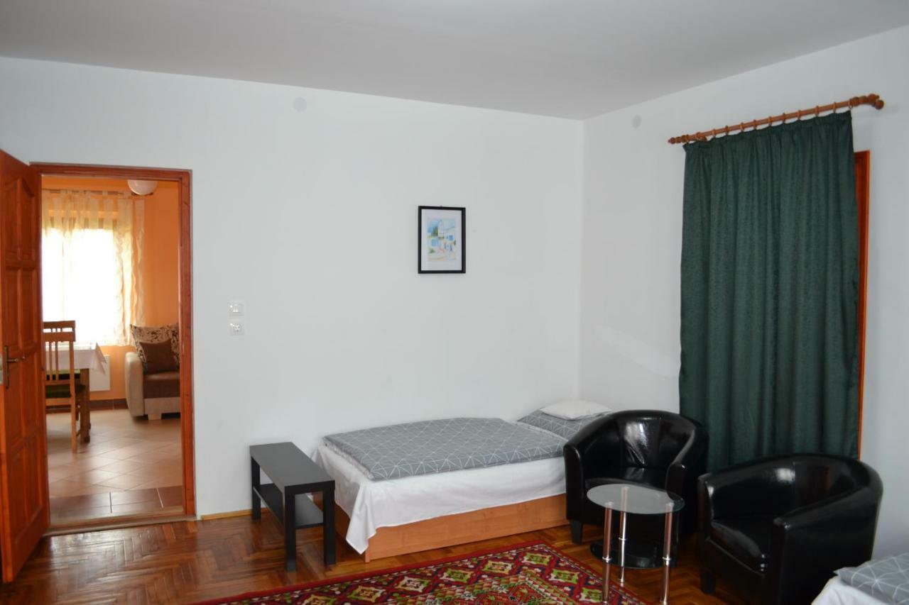 Liliom Apartman Jula Exterior foto