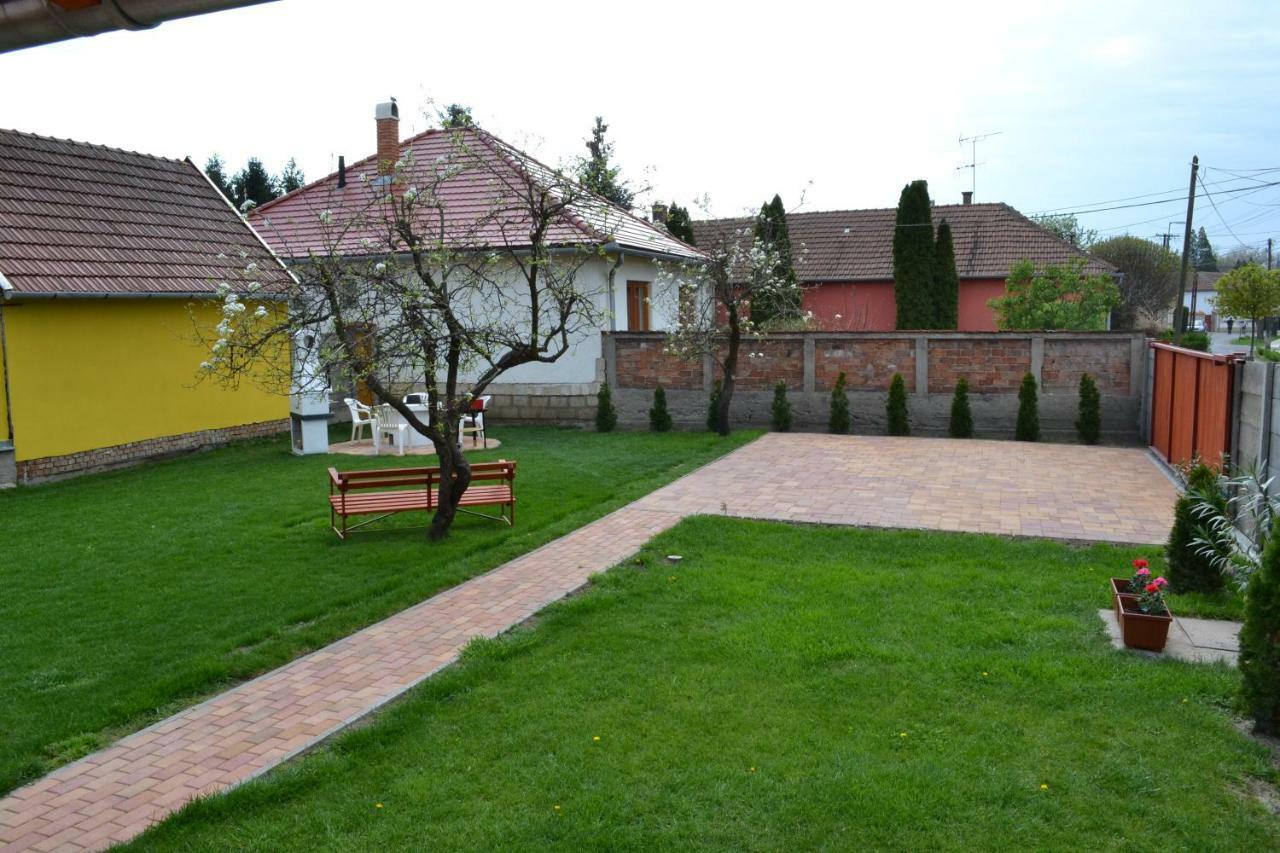 Liliom Apartman Jula Exterior foto