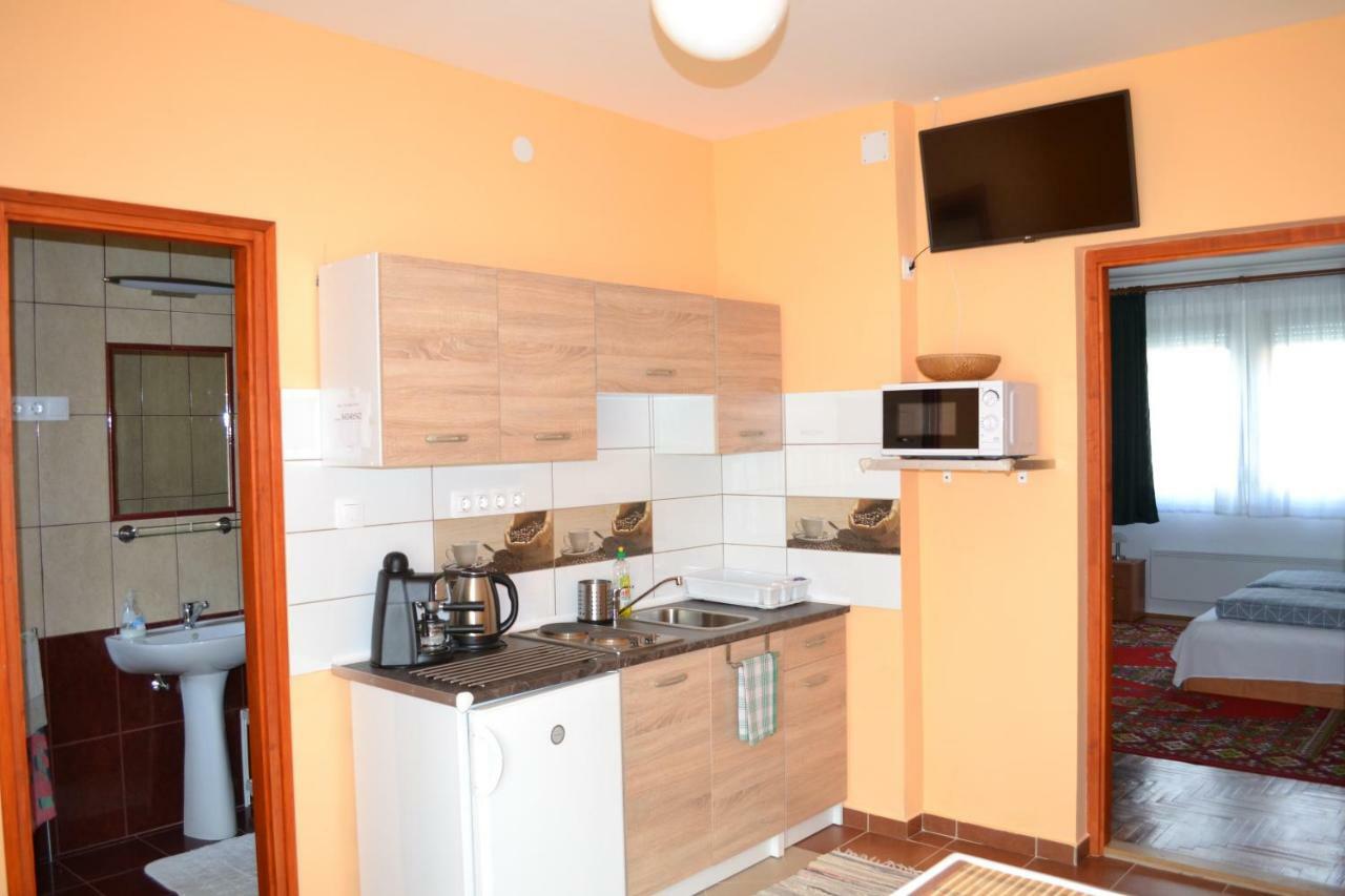 Liliom Apartman Jula Exterior foto